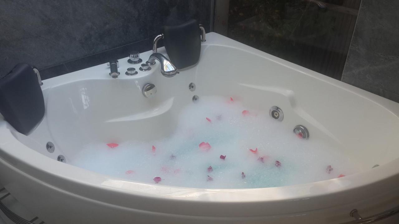 Honeymoon Suite Spa Bath,1010195887:JPEG